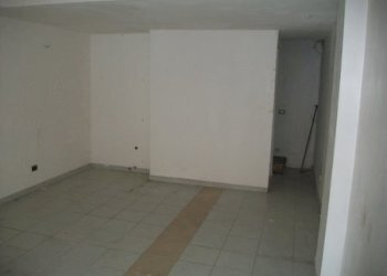 100_2663 (Copia).JPG - Locale Commerciale PIAZZA GARIBALDI, Lanciano - foto 4