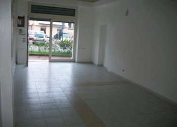 100_2668 (Copia).JPG - Locale Commerciale PIAZZA GARIBALDI, Lanciano - foto 9