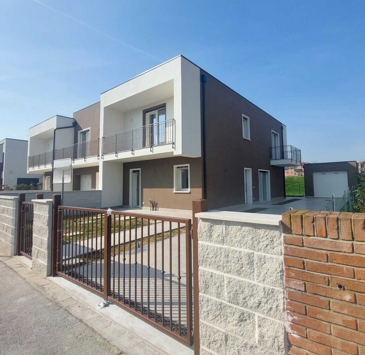Three-family Villa Ferrara - photo 1