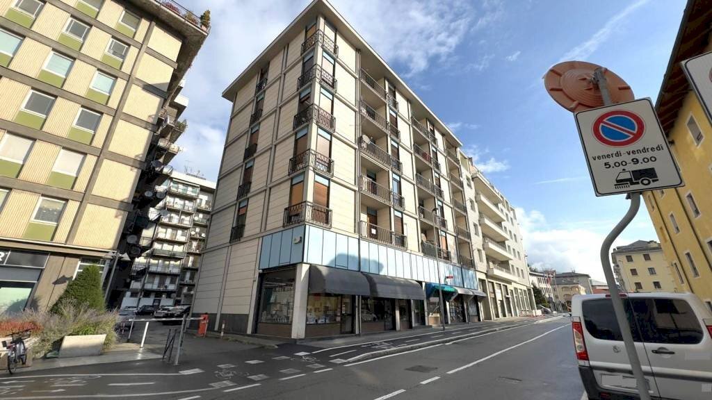 Facciata - Negozio via Bonifacio Festaz, 70, Aosta - foto 1