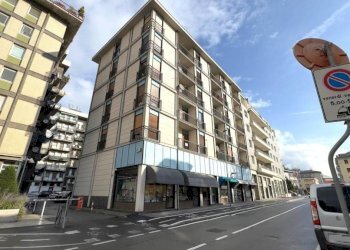 Facciata - Negozio via Bonifacio Festaz, 70, Aosta - foto 1