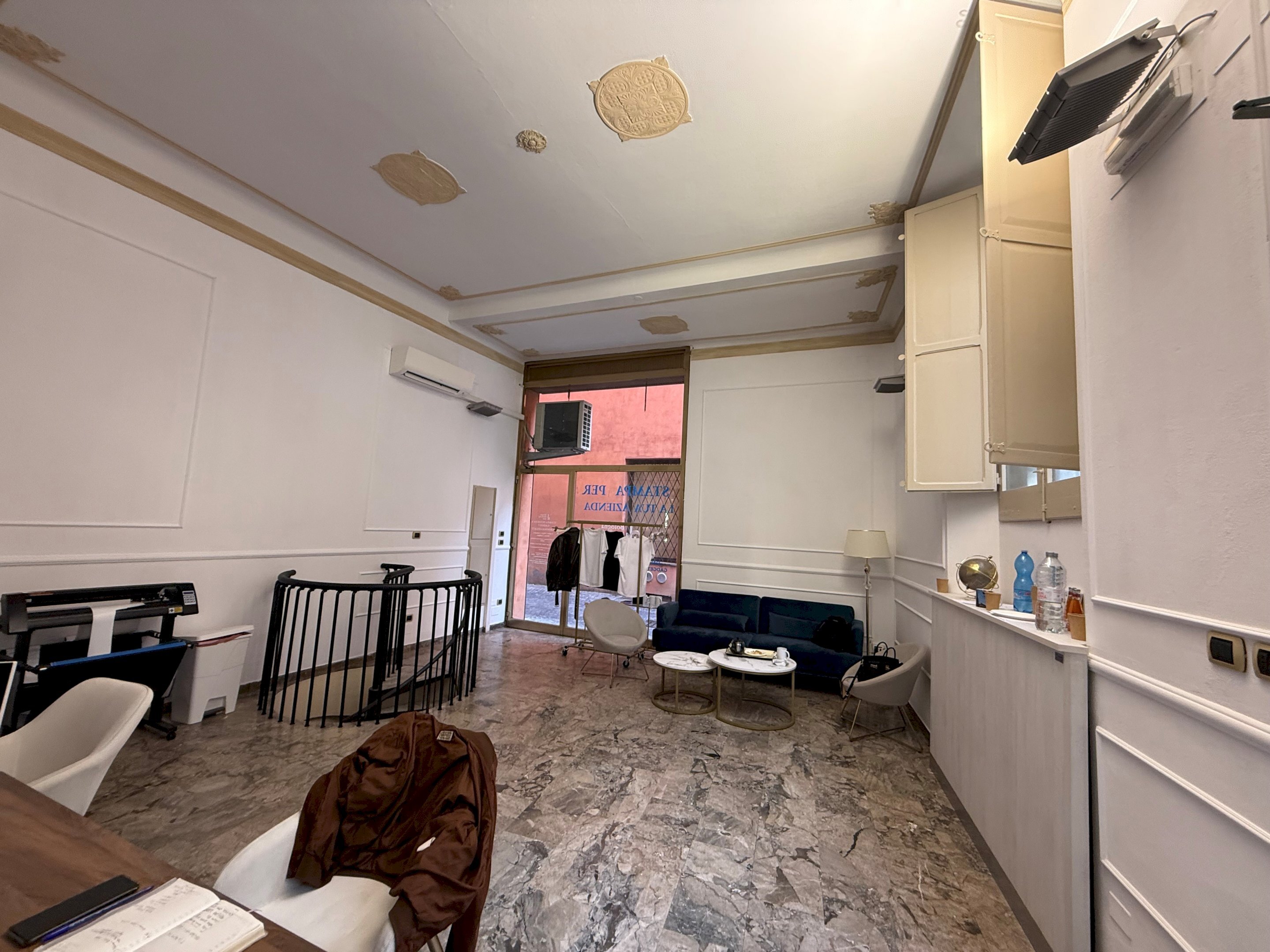 Shop piazza Galileo Galilei, 4, Bologna (neighborhood Centro Storico) - photo 2