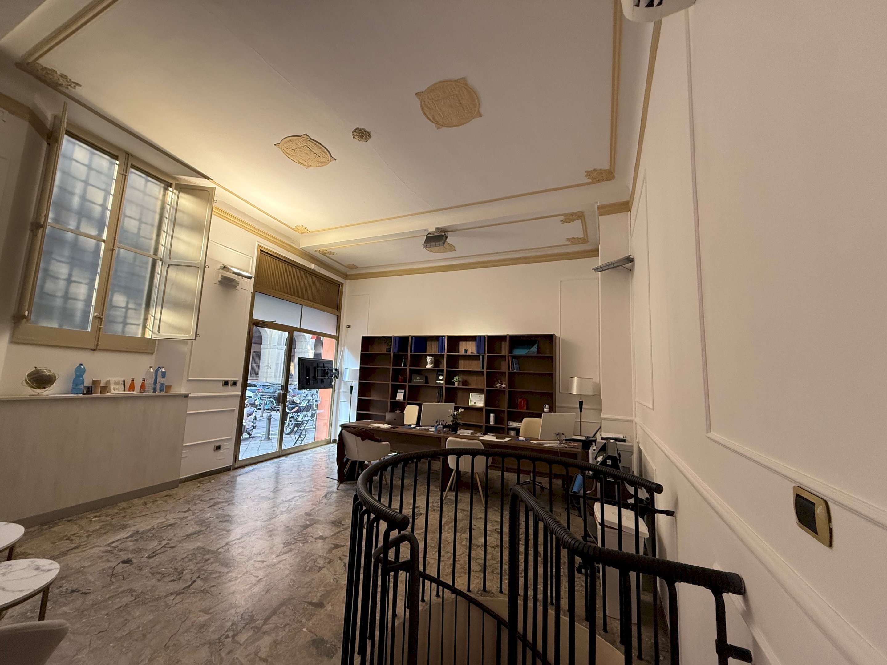 Shop piazza Galileo Galilei, 4, Bologna (neighborhood Centro Storico) - photo 3