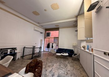 Shop piazza Galileo Galilei, 4, Bologna (neighborhood Centro Storico) - photo 2