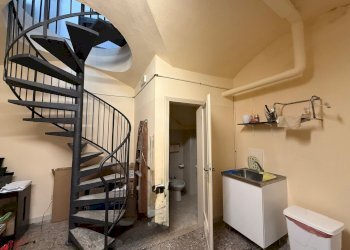 Shop piazza Galileo Galilei, 4, Bologna (neighborhood Centro Storico) - photo 6