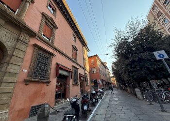 Shop piazza Galileo Galilei, 4, Bologna (neighborhood Centro Storico) - photo 14