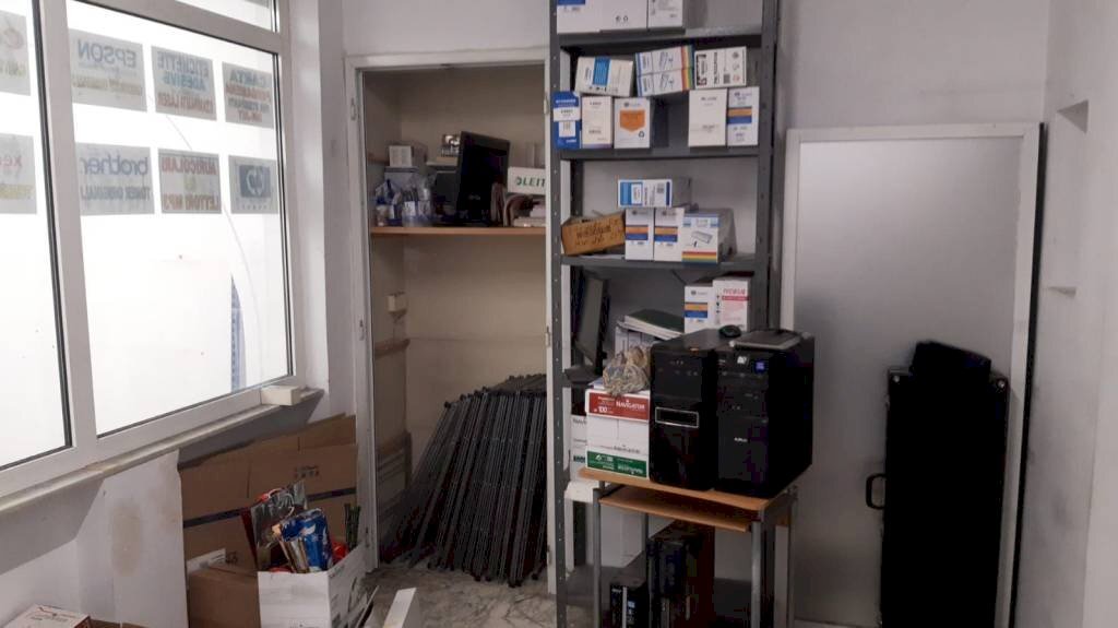 Interno non residenziale - Negozio via Giovanni Torti, 73, Genova (zona Marassi) - foto 3