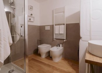 Bagno - Bilocale vico Superiore di Pellicceria, 1, Genova (zona Centro Storico) - foto 5
