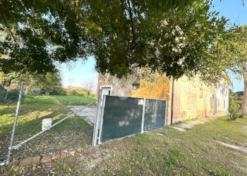 Portion of a house Via Zampeschi, Forlì - photo 3