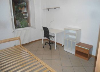 Stanza arredata - Trilocale via Augusto Aglebert, Bologna (zona Costa Saragozza) - foto 32