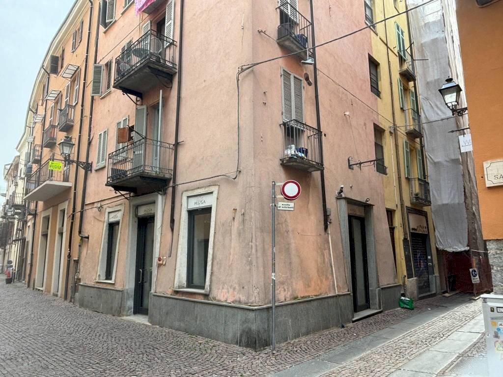 Facciata - Negozio via Caraglio, 6, Cuneo (zona Centro) - foto 1