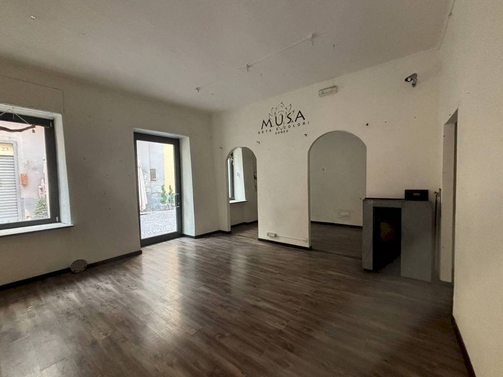 Stanza non arredata - Negozio via Caraglio, 6, Cuneo (zona Centro) - foto 2