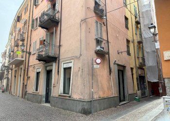 Facciata - Negozio via Caraglio, 6, Cuneo (zona Centro) - foto 1