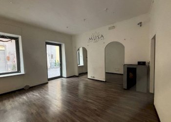 Stanza non arredata - Negozio via Caraglio, 6, Cuneo (zona Centro) - foto 2