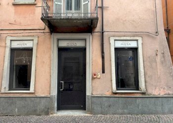 Facciata - Negozio via Caraglio, 6, Cuneo (zona Centro) - foto 9