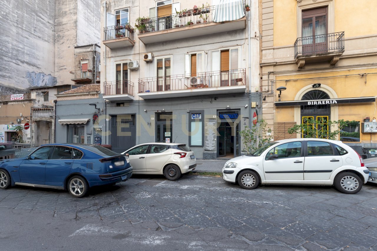 Largo Rosolino Pilo 6 CT (1).jpg - Locale Commerciale Largo Rosolino Pilo 6, Catania - foto 2