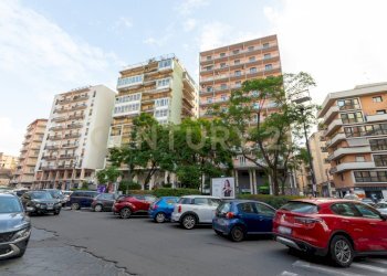 Largo Rosolino Pilo 6 CT (2).jpg - Locale Commerciale Largo Rosolino Pilo 6, Catania - foto 3