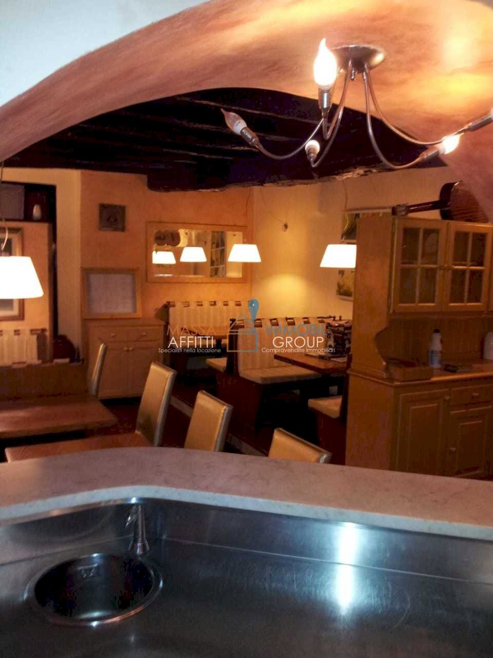 WhatsApp Image 2022-10-12 at 17.24.52.jpeg - Locale Commerciale Piazza delle Erbe 15, Carrara - foto 1