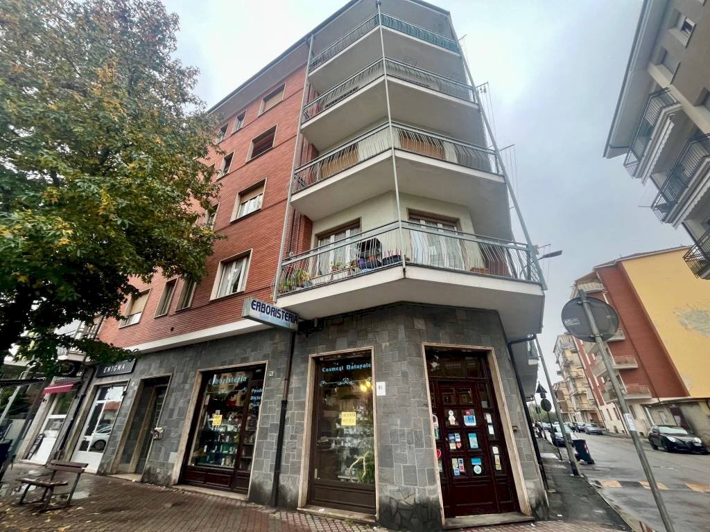 Facciata - Commercial Activity via Torino, 25, Carmagnola - photo 1