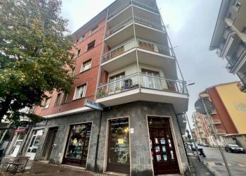 Facciata - Attività Commerciale via Torino, 25, Carmagnola - foto 1