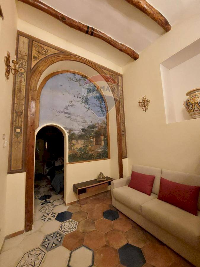 Casa indipendente Napoli (zona Montecalvario) - foto 1