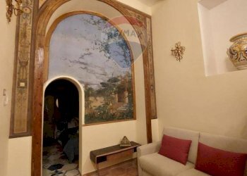 Casa indipendente Napoli (zona Montecalvario) - foto 1