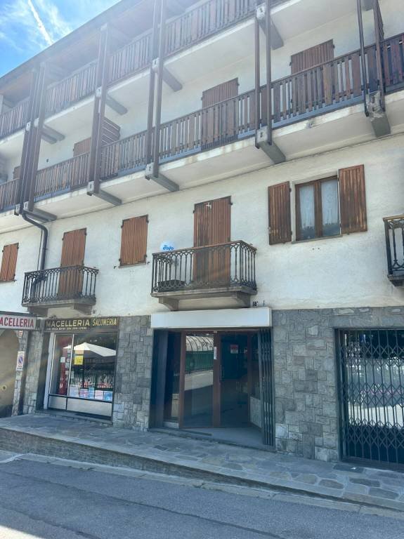 Facciata - Negozio via G. F. Medail, 98, Bardonecchia - foto 1