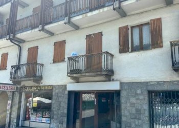 Facciata - Negozio via G. F. Medail, 98, Bardonecchia - foto 1