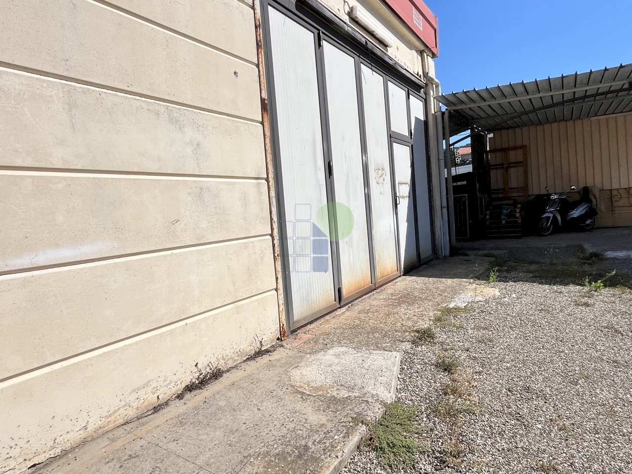 portoni di accesso al capannone - Locale Commerciale Via dell'INdustria 22, Rosignano Marittimo - foto 2