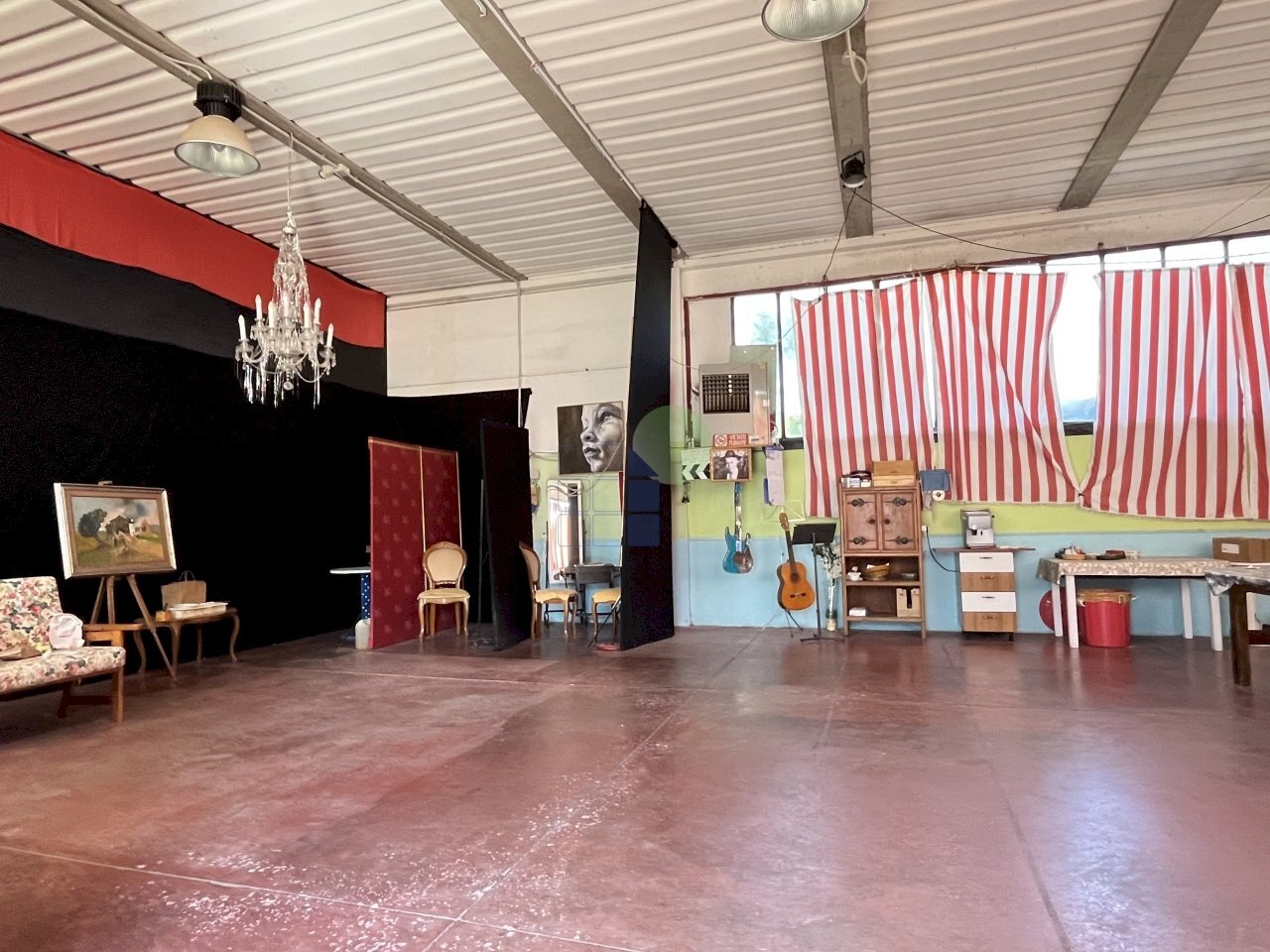 interno capannone - Locale Commerciale Via dell'INdustria 22, Rosignano Marittimo - foto 3