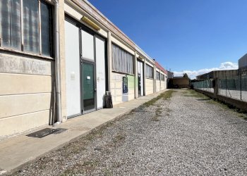 piazzale di accesso al capannone - Locale Commerciale Via dell'INdustria 22, Rosignano Marittimo - foto 1