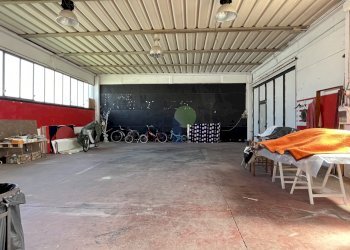 interno capannone - Locale Commerciale Via dell'INdustria 22, Rosignano Marittimo - foto 4