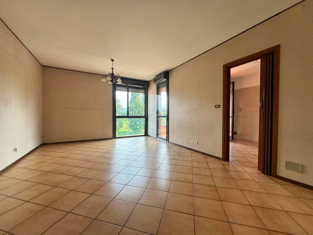 Stanza non arredata - Quadrilocale corso Francia, 2, Cuneo (zona Donatello) - foto 2