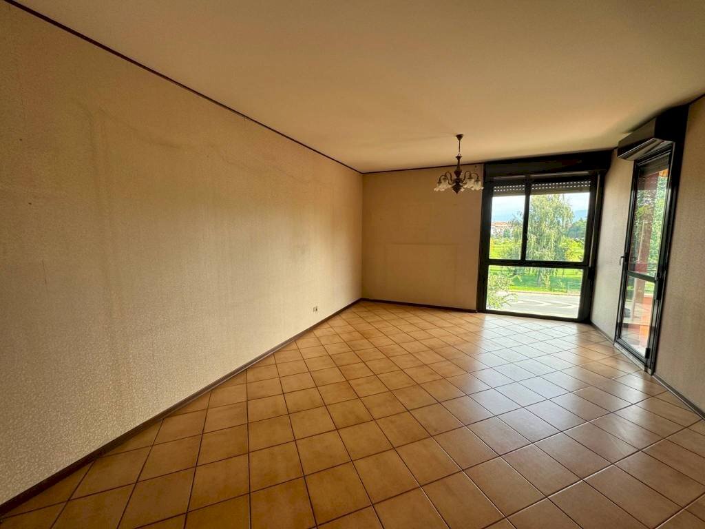 Stanza non arredata - Quadrilocale corso Francia, 2, Cuneo (zona Donatello) - foto 3