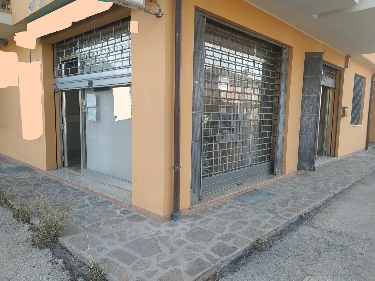 vetrine.jpg - Commercial Premises Via Volontari della Libertà 11, Santarcangelo di Romagna - photo 1