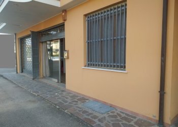 lato strada.jpg - Commercial Premises Via Volontari della Libertà 11, Santarcangelo di Romagna - photo 2