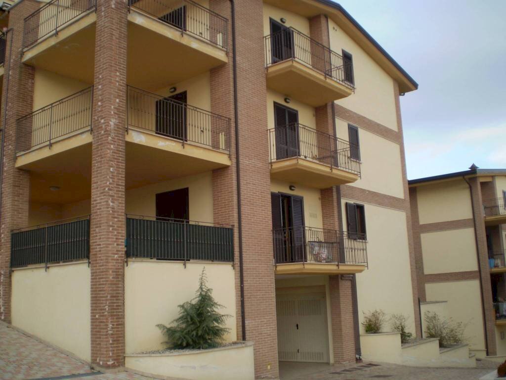 Facciata - Trilocale via Cesare Battisti, 11, San Nazzaro - foto 1