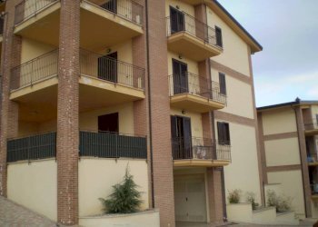 Facciata - Trilocale via Cesare Battisti, 11, San Nazzaro - foto 1