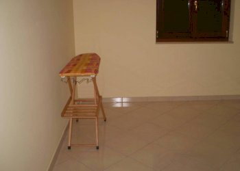 Stanza arredata - Trilocale via Cesare Battisti, 11, San Nazzaro - foto 24