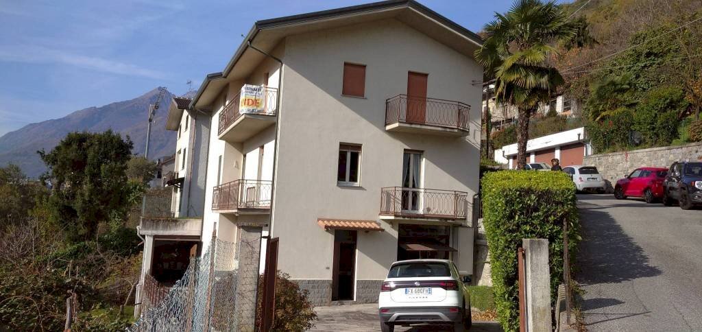 Facciata - Villa via Giardini, Berbenno di Valtellina - foto 1