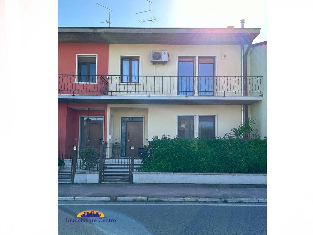 Facciata - Casa indipendente piazza 4 Novembre, 10, Povegliano Veronese - foto 2