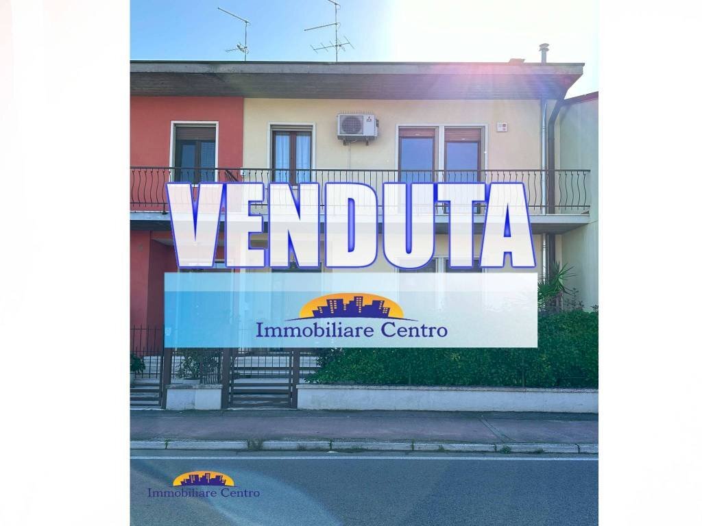 Facciata - Casa indipendente piazza 4 Novembre, 10, Povegliano Veronese - foto 1