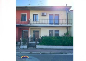 Facciata - Casa indipendente piazza 4 Novembre, 10, Povegliano Veronese - foto 2