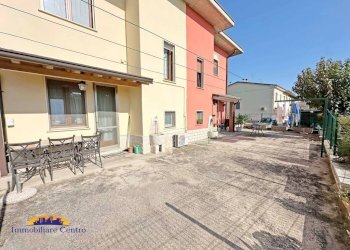 Cortile interno - Casa indipendente piazza 4 Novembre, 10, Povegliano Veronese - foto 9