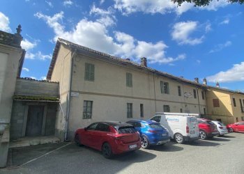 Facciata - Casa indipendente piazza Santa Maria di Viurso, 1, Carmagnola - foto 1