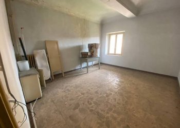Stanza non arredata - Casa indipendente piazza Santa Maria di Viurso, 1, Carmagnola - foto 4