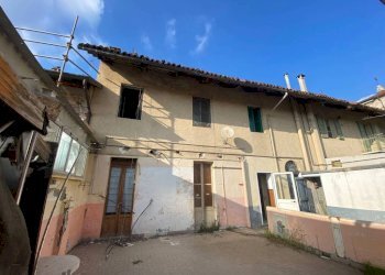 Facciata - Casa indipendente piazza Santa Maria di Viurso, 1, Carmagnola - foto 1