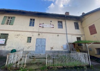Facciata - Casa indipendente piazza Santa Maria di Viurso, 1, Carmagnola - foto 2