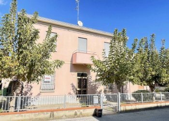 Facciata - Villa via Stefano Ortolani, Ravenna (zona Porto Corsini) - foto 2