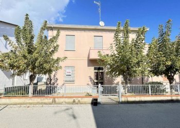 Facciata - Villa via Stefano Ortolani, Ravenna (zona Porto Corsini) - foto 37